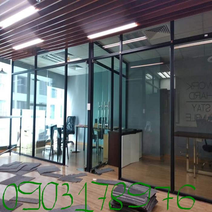 vách kính cường lực văn phòng.jpg